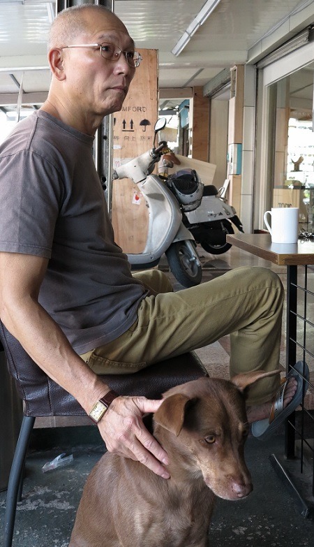 咖啡生前亦步亦趨跟著楊中和。 蕭士塔/攝