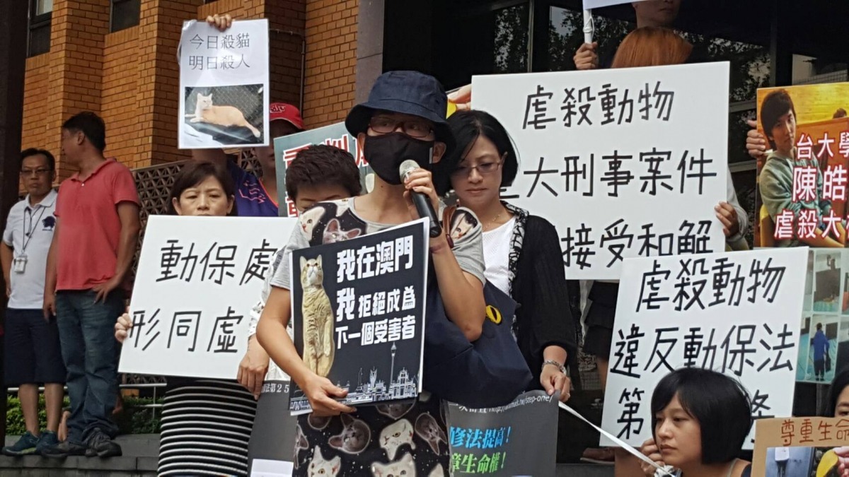 戴著口罩出席的澳門動保志工鄭小姐說,希望台灣當局可以給陳皓揚合理的懲罰。李娉婷/攝