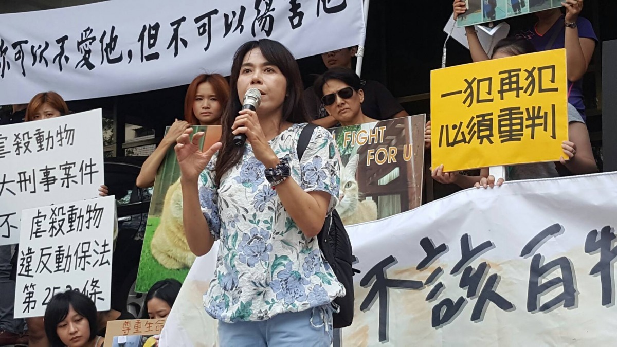愛狗人協會理事長顏杏娟以台大校友身分致辭,她說第一線人員常看到虐待動物案,大橘子絕對不是個案、不是單一事件,不希望再看到這樣的事發生,期望看到公平正義得以聲張。 李娉婷/攝
