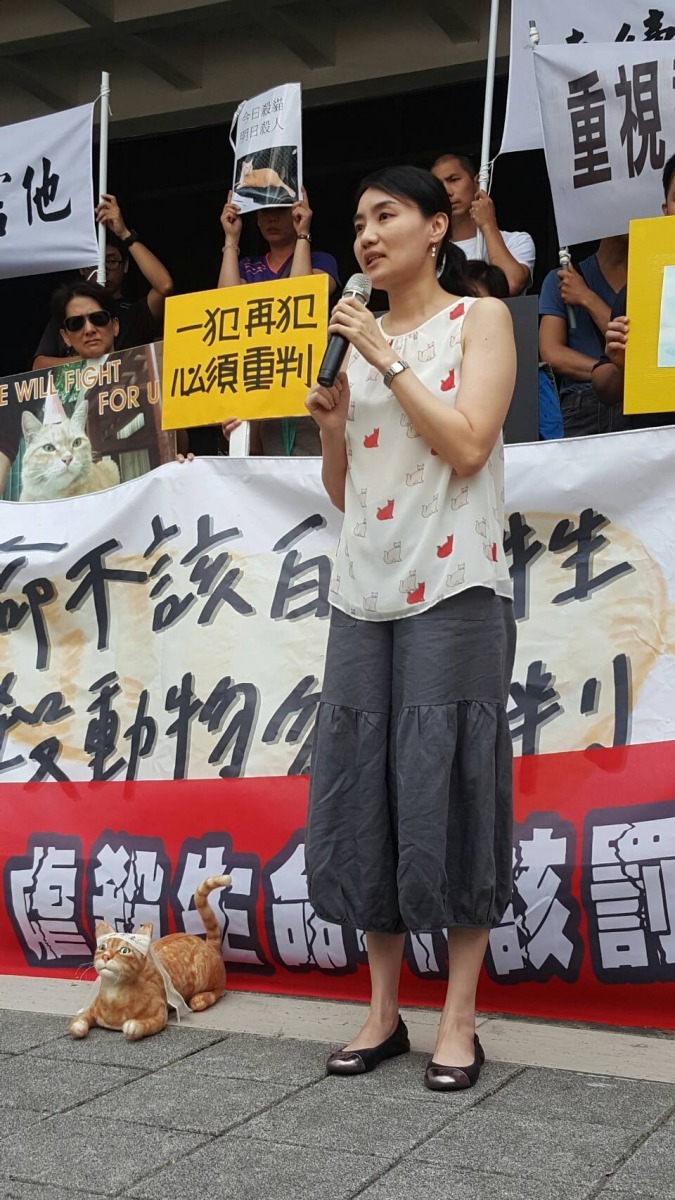 臉書社團「貓咪也瘋狂」社長Davis指出,這半年收到很多愛媽通報,各地都有貓咪失蹤。她腳邊的羊毛氈大橘子肖像,是由她和十多位貓友共同手作的。李娉婷/攝