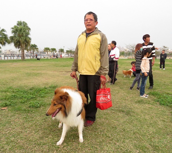 張松茂於退休後如願飼養蘇格蘭牧羊犬，非常滿足。 蕭士塔/攝