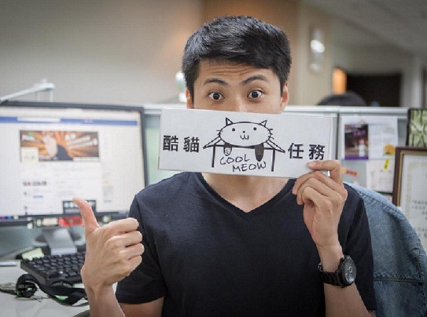 「酷貓任務」執行人顧哲銘當然也是愛貓一族，他總是先工作再逗貓，一解租屋不能養貓的遺憾。  江幸芸/攝