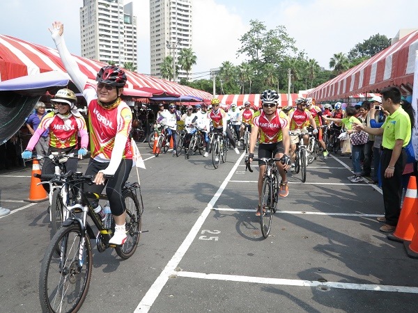 宣導車隊由全國獸醫師聯合會陳培中理事長領隊，在槍響下出發到屏東。　蕭士塔/攝