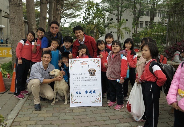 台南德高國小校長陳茂盛(中間站立者)20日正式聘請拉拉擔任特教老師。 蕭士塔/攝