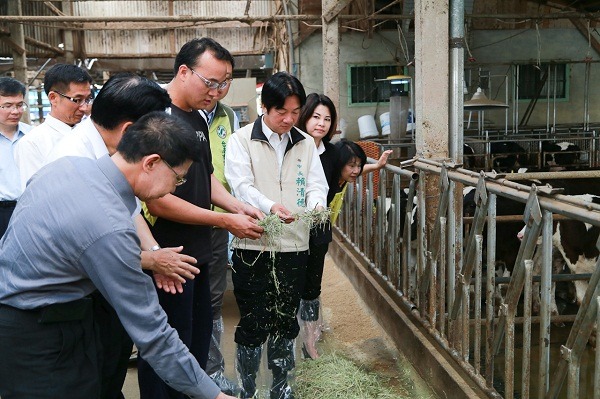 台南市市長賴清德今天訪視柳營區牧場，指示全面防範牛流行熱。