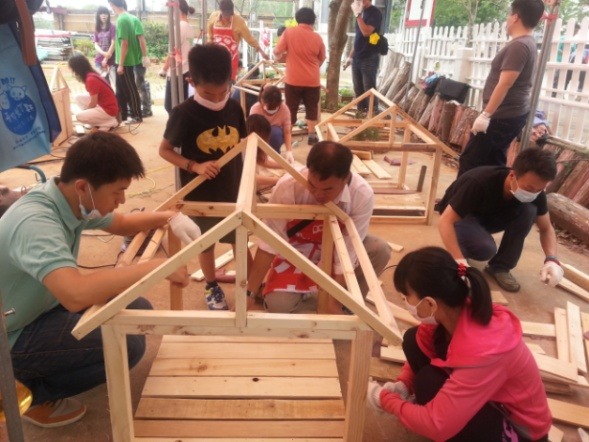 大家分組作業，合力打造環保狗屋。 曾大年/攝