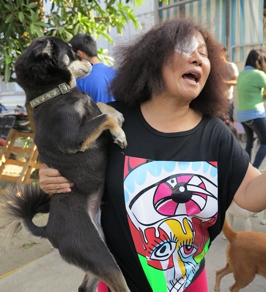 台南市尊重動物生命協會總幹事李惠文愛心滿滿，完全投入病弱犬隻照護。蕭士塔/攝