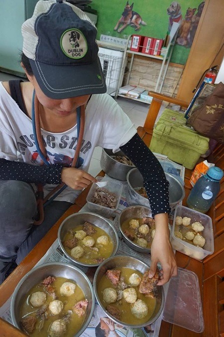 志工在家水煮鮮食帶到收容所，非常用心。蕭士塔/攝