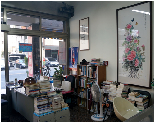 行醫逾半世紀，陳醫師依舊好學不倦，診所各處擺放了和獸醫專業、宗教哲理相關的書籍。碎嘴/攝