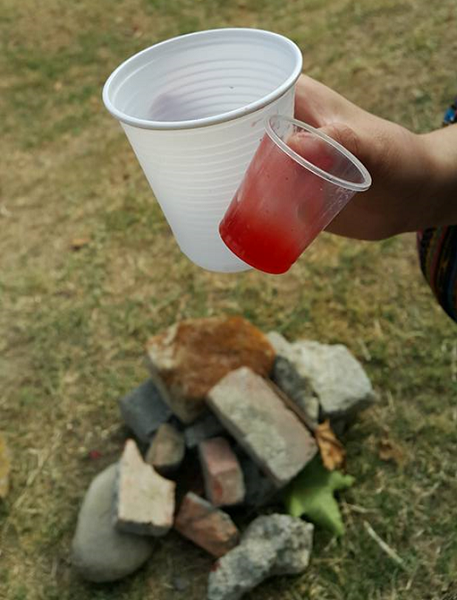 拍攝栗背伯勞鳥的造景石堆旁，甚至可見未善後的薯條杯和番茄醬。陳尚宣/攝