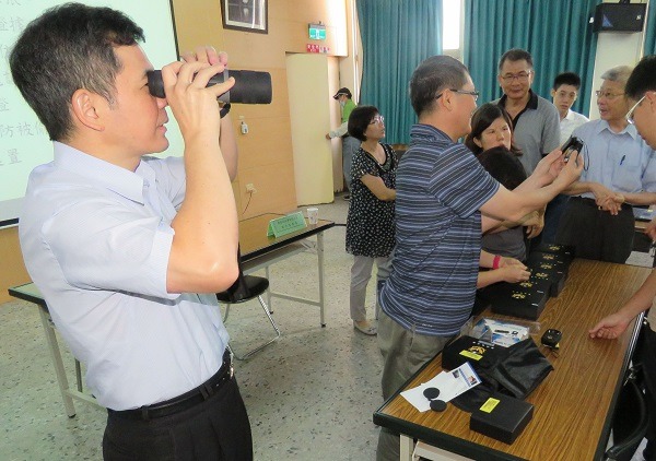 左邊的是夜視鏡，外型像一般望遠鏡，夜間可以遠距離觀看現場並錄影；右側是配掛在口袋即可進行錄音錄影的密錄器。蕭士塔/攝