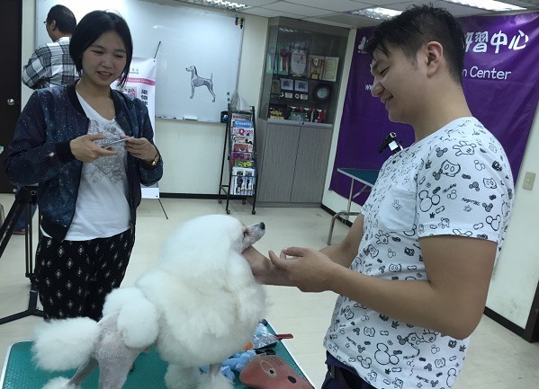 美容教室被控虐犬，部分媒體人員親自前往了解。  梁憶萍/提供