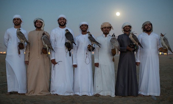 訓練獵鷹在中東已有數千年歷史，至今仍有很多人喜歡。據說只需要6週，獵鷹就能和飼主建立深厚的情感。  取自CNN