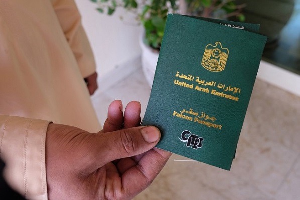 獵鷹可是有著自己的護照，阿拉伯聯合大公國從2002年到2013年，已發出2萬8000本獵鷹護照。  取自CNN