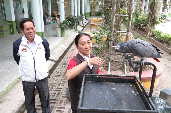 小乖和師生的互動歷程,啟發黃文生校長(左)的辦學靈感。 蕭士塔/攝