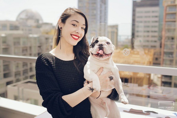 曼尼的主人安玻.查韋斯獲得愛狗人士夢寐以求的工作，專職管理曼尼的社群平台和線上商店。  取自網路