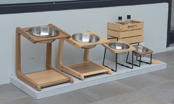 「拍拍藍晒圖提案所」外擺了4個不同尺寸的高架犬貓碗，供逛文創園區的毛小孩飲用。蕭士塔/攝