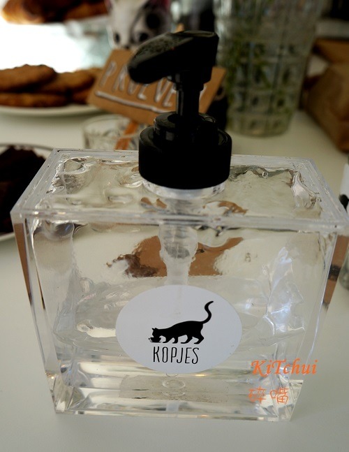 入店前先洗手，以確保人貓健康。 KiTchui/攝