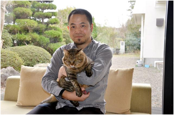 旅館老闆手島英樹和眼圈兒。 取自朝日新聞