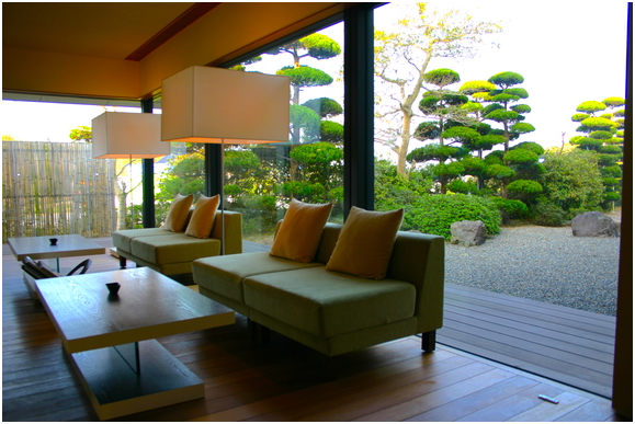 手島旅館的中庭景致。 取自READYFOR?