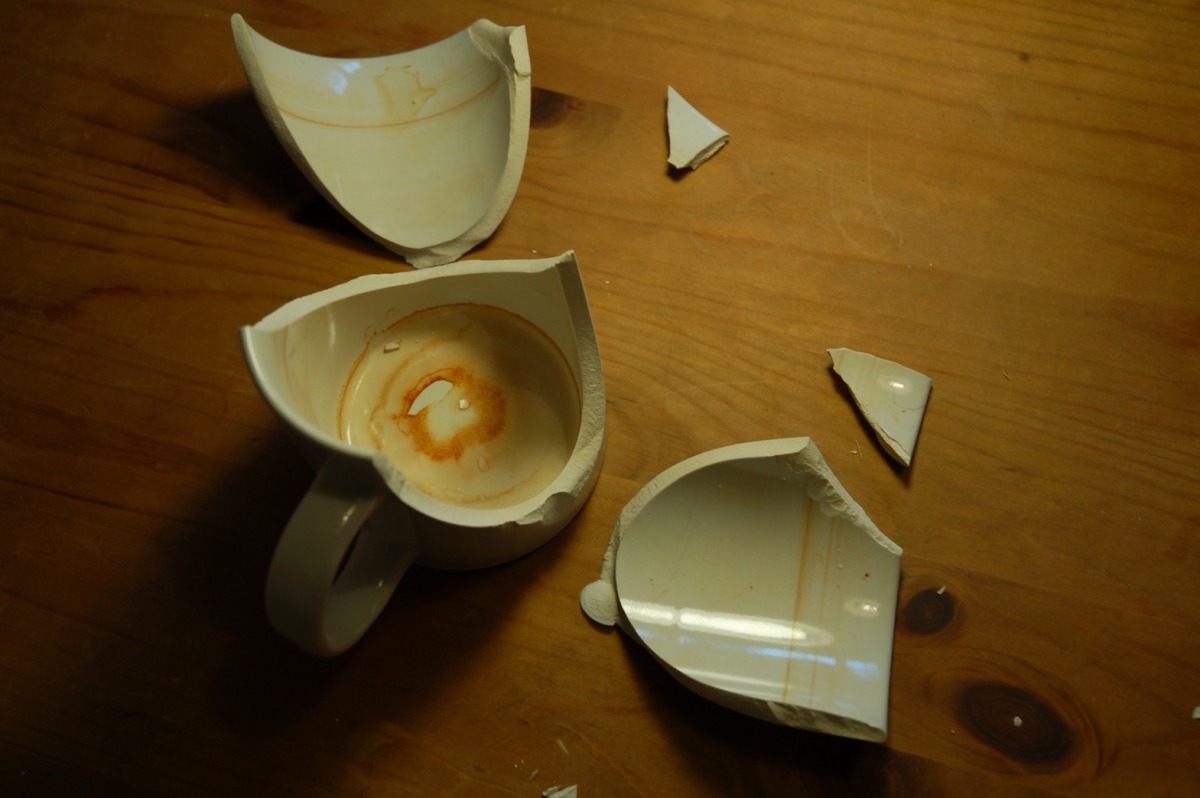 防止物品被貓咪推下桌而破碎的方法，就是別把它們擺在桌上。取自網路