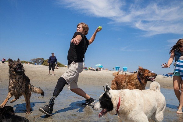 陸戰隊下士傑里米•凡乎斯（Jeremy Vanhoose），2011年在阿富汗因IED爆炸而截肢。這張照片，是他退伍後和他領養的戰地狗伊米（Imi），一起在加州海灘。  取自網路