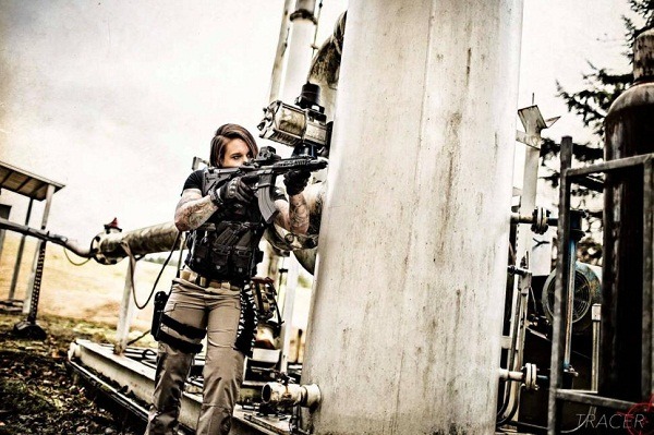 前美國女兵Kinessa Johnson,參與了VETPAW非營利組織,和另外6位美國退役軍人前往東非,保護野生動物不受盗獵者侵害。取自網路