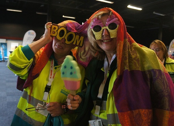 全國動物救援研討會中,身著動物救援制服的志工們,盛裝打扮,好參與活動。 碎嘴/攝