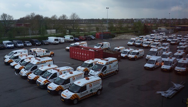 從全國各地被召回換輪胎的動物急難救護車。 碎嘴/攝