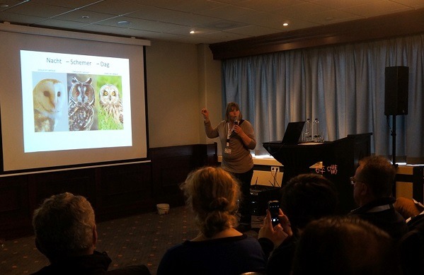 全國動物救援研討會上,講者聚精會神的傳授關於野鳥的知識與經驗。碎嘴/攝