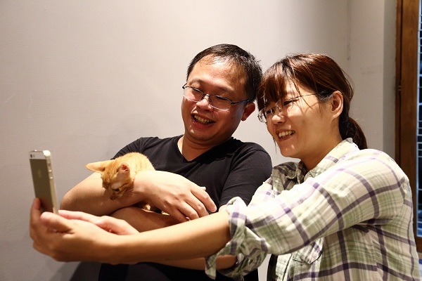 來這兒用餐的愛貓人,還可以和店貓打成一片。易俊帆/攝