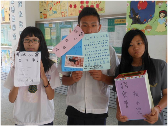 台南市楠西國中三位救援車禍重傷流浪狗小黑,並主動發起醫療募款的應屆畢業生。左起:球球,綸哥,兔兔。 台南楠西國中/提供