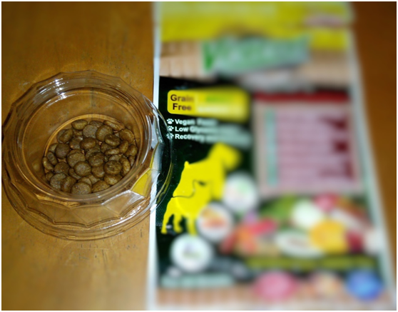 挑選寵物乾糧、罐頭,要養成認明包裝外標示的習慣,學習看產品成分,選擇寵物的適齡食物。瑭芯/攝