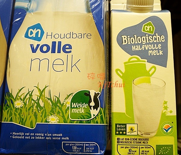 荷蘭牛乳認証標章：中間偏左有一隻牛圖的，是放牧協會的「放牧牛奶（Weidemelk）」標章；中間有一隻手及三顆星的，是荷蘭動物保護協會認証的「更好生活（Beter Leven）」標章；右下角的綠底白葉，則是歐盟官方有機標章。KiTchui/攝