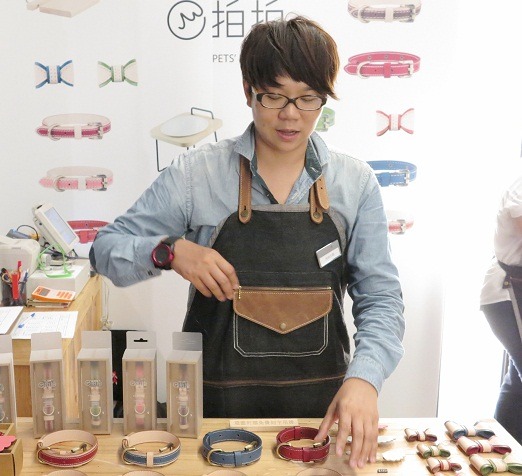 關懷殘障弱勢的拍拍負責人林珈汶,把心念轉到關愛動物,投入設計。 蕭士塔/攝