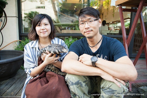 店主人于綾與威仁希望透過教育的方式,讓更多人知道爬蟲動物和兩棲動物的可愛,也希望提供一個場所,讓所有爬小孩的主人能有一個聚會的地方!