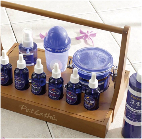 泡澡最後一道程序，在牠們身上使用精油輕輕按摩，可以促進血液循環和新陳代謝。