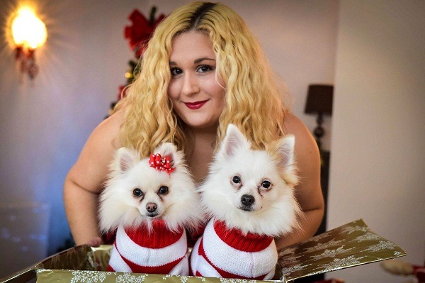 英國女子史蒂芬妮.瑪麗亞為兩隻愛犬總計購買了近新台幣10萬元的耶誕禮物。  取自網路