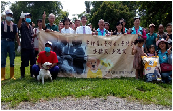 海報後方左起執行長黃文堂醫師、觀護人程文珊主任、屏檢林錦村檢察長、犯保協會李明盛委員、與社會勞動人合影！瑭芯/攝