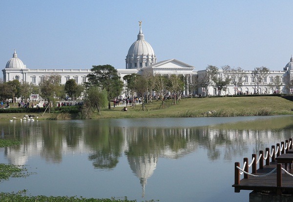 奇美博物館所在的台南都會公園面積寬廣,也是友善流浪動物的園區。 蕭士塔/攝