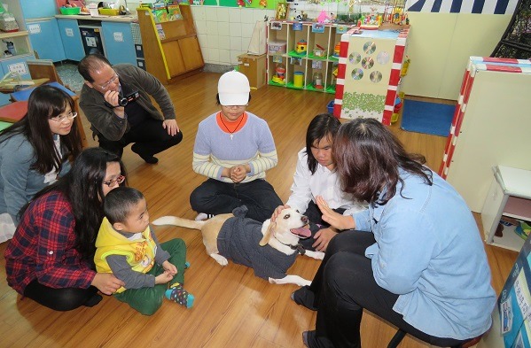 拍攝小組到德蘭啟智中心拍攝陪伴犬「米格」。蕭士塔/攝