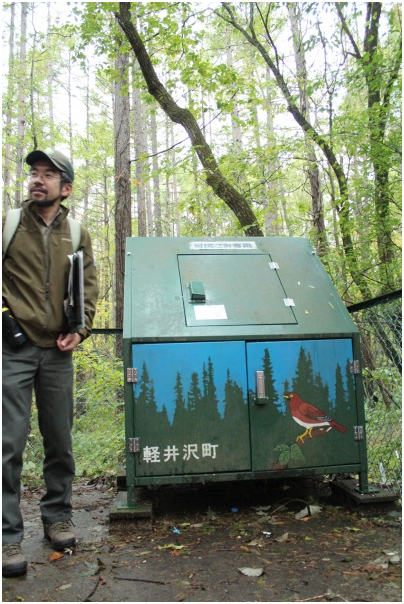 啄木鳥開發防止野生動物開啟的垃圾桶。2009年，輕井澤的垃圾翻弄件數終於減至零。 取自中央動物專門學校