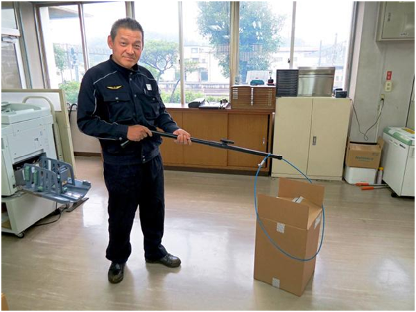 JR西日本龜山鐵道部製作的專用移除工具。 取自朝日新聞