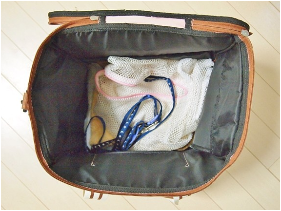  平時就將洗衣袋、胸背及牽繩等置於外出包底部，災難發生時才不會手忙腳亂。  取自Pet LIVES