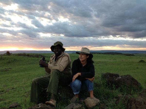 瀧田和同事在坦尚尼亞國境附近的小山丘上尋找獵豹縱影。 取自女獸醫在非洲臉書