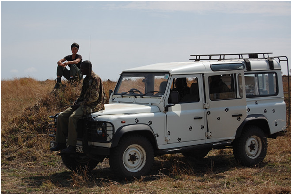 巡邏途中休息的瀧田和同事。 取自野口健官網