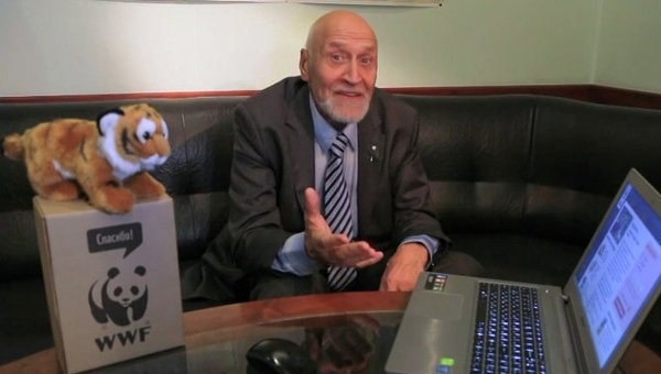 世界野生動物基金會（WWF）在普丁生日當天，贈送一只絨毛虎，表彰他在保育工作上做出的貢獻。取自網路