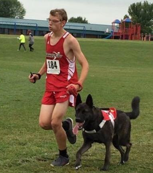 泰勒在雨果的陪伴下，跑完5公里的賽程，締造新紀錄。 取自網路