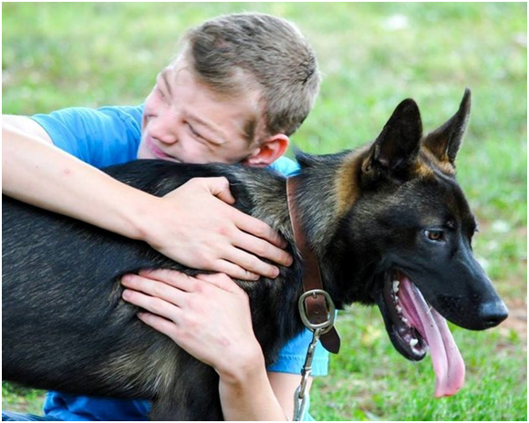 17歲的泰勒•爵爾德次幼時就腦部受損，並有自閉症，服務犬雨果讓他有了朋友和新生活。取自GetMyServiceDog