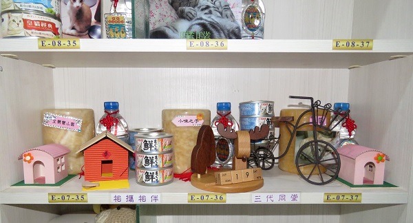 飼主一口氣買了3個塔位，供奉三代同堂的寵物骨灰。